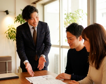 お客様と話している