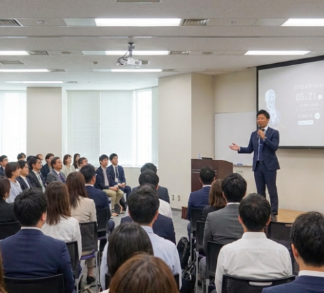 講演している様子