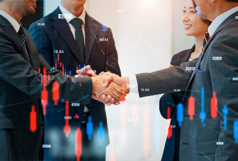 男性が握手をしている