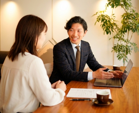 代表岡田 裕生がお客様と話をしている